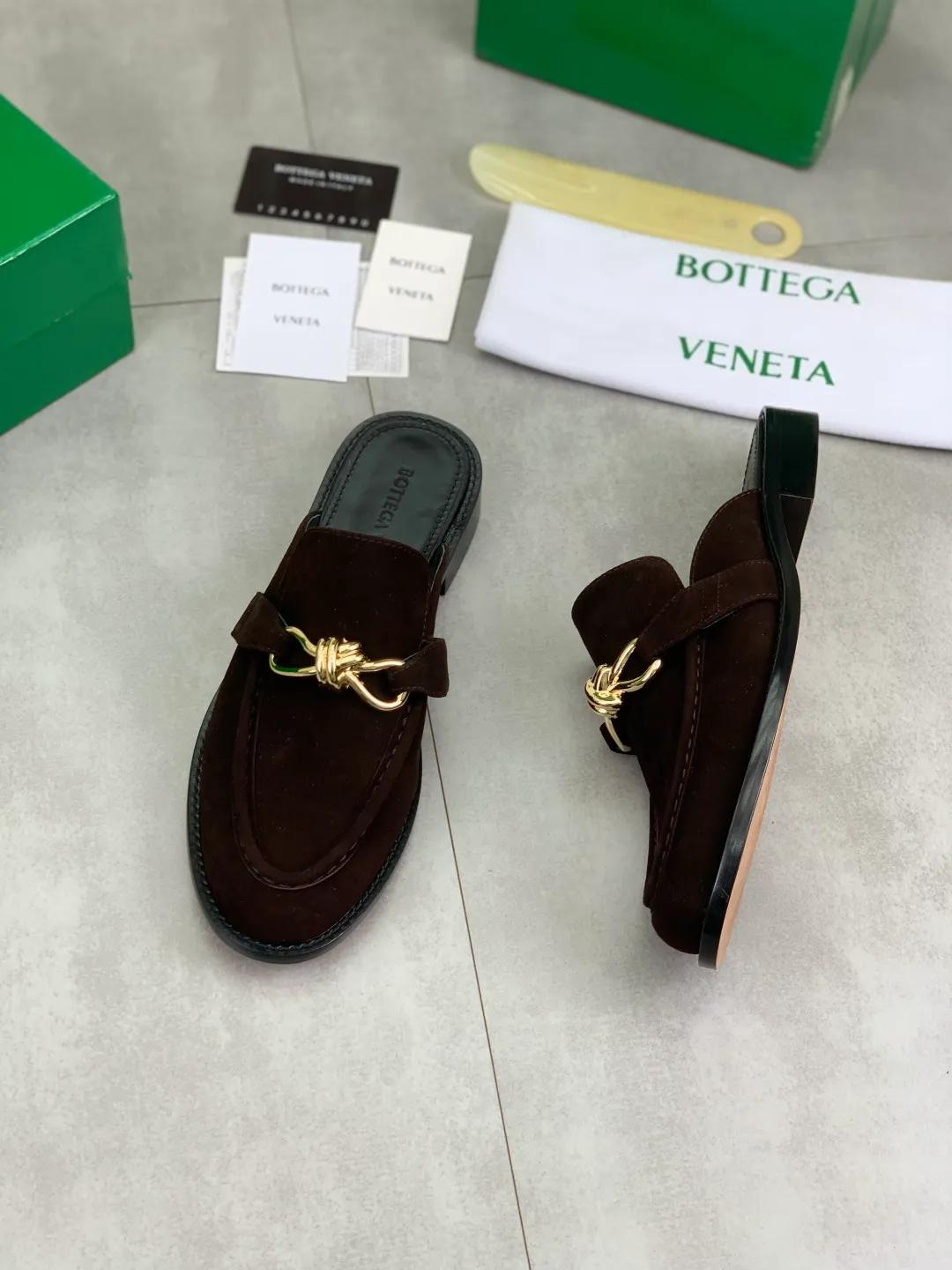 Men's shoes 💰P800 [New model] (genuine leather outsole) water-dyed cow lining 💰High-quality business couple half-slip leather shoes 💎💎💎 BOTTEGA VENETA official website synchronizes the latest top version of BV in the market, accepts material comparison, shoe type comparison, process comparison, practical and textured, versatile and suitable for any occasion, the more you look at it, the more flavorful it becomes. Purely hand-knitted craftsmanship - Upper material, calfskin imported from Italy 🇮🇹 - High-quality water-dyed cowhide lining - Original private model customized leather outsole -Size: Female 35-39 (40 ordered) Male 39-44 (38 45 can be customized) Color: Multiple colors available